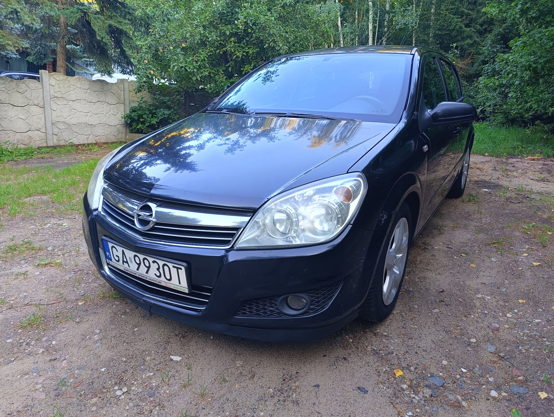 Czarny Opel Astra — wynajem samochodów Gdańsk bez karty kredytowej, od 55 zł za dobę