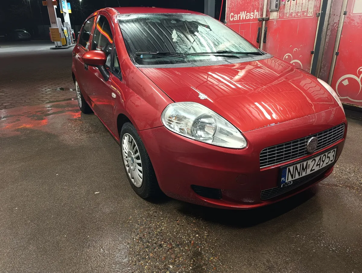 Czerwony Fiat Punto EVO — tani wynajem aut w Trójmieście